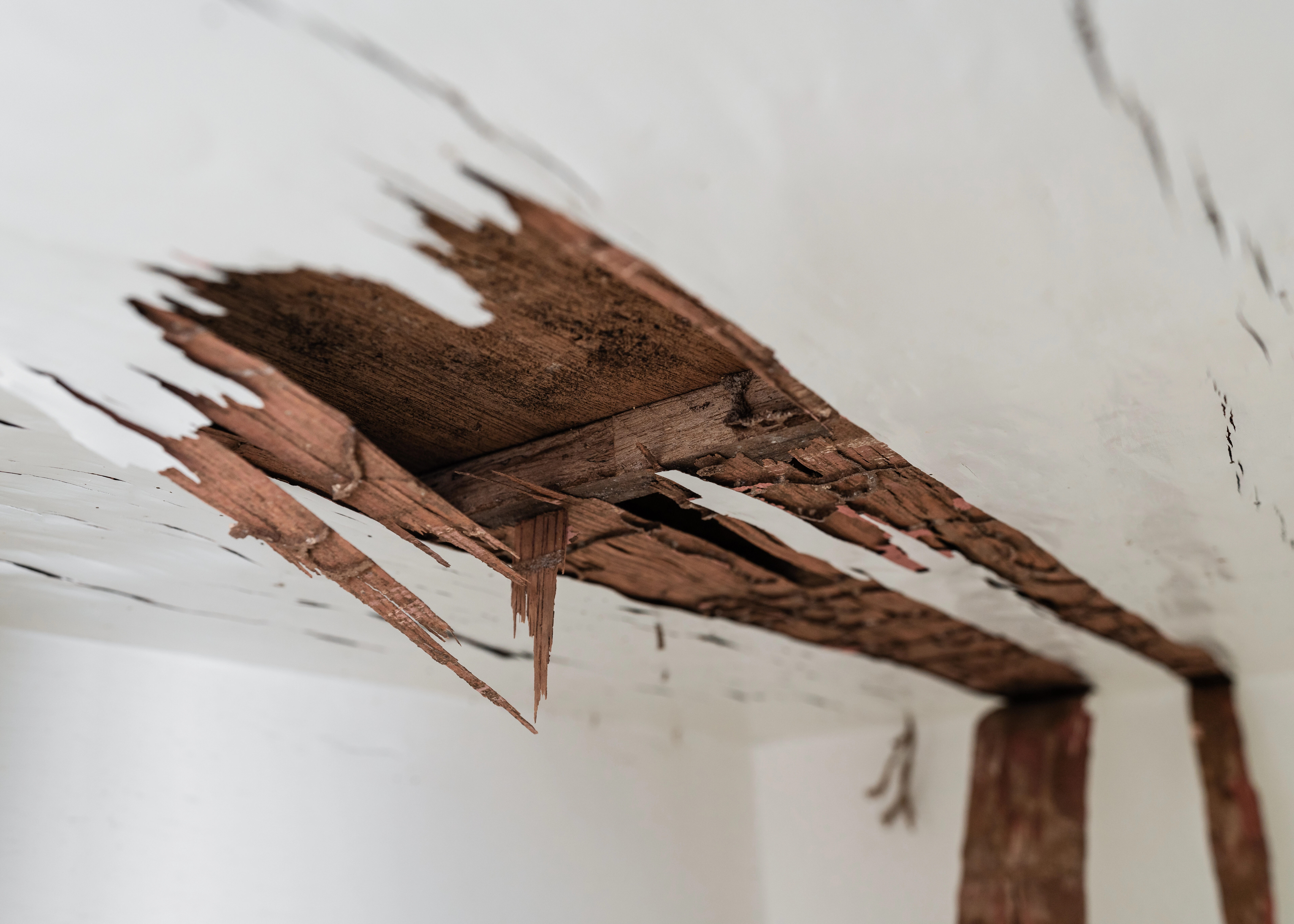 Plafond fissuré par infiltration d'eau