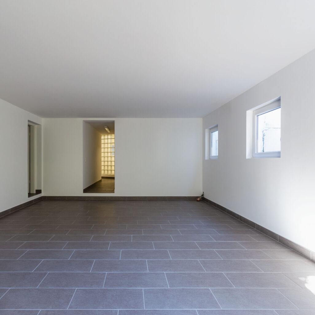 Pièce carrelée avec fenêtres affectée par l'humidité