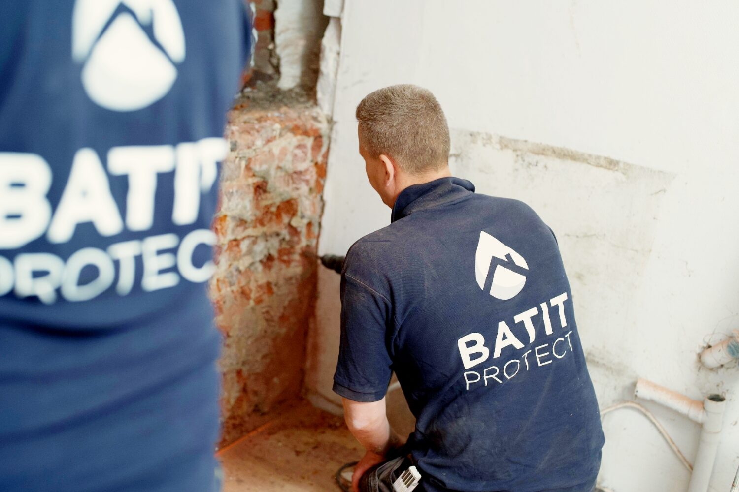 Techniciens Batit Protect réalisant un traitement humidité dans les murs