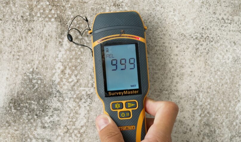 Mesure du taux d’humidité sur mur de cave avec humidimètre