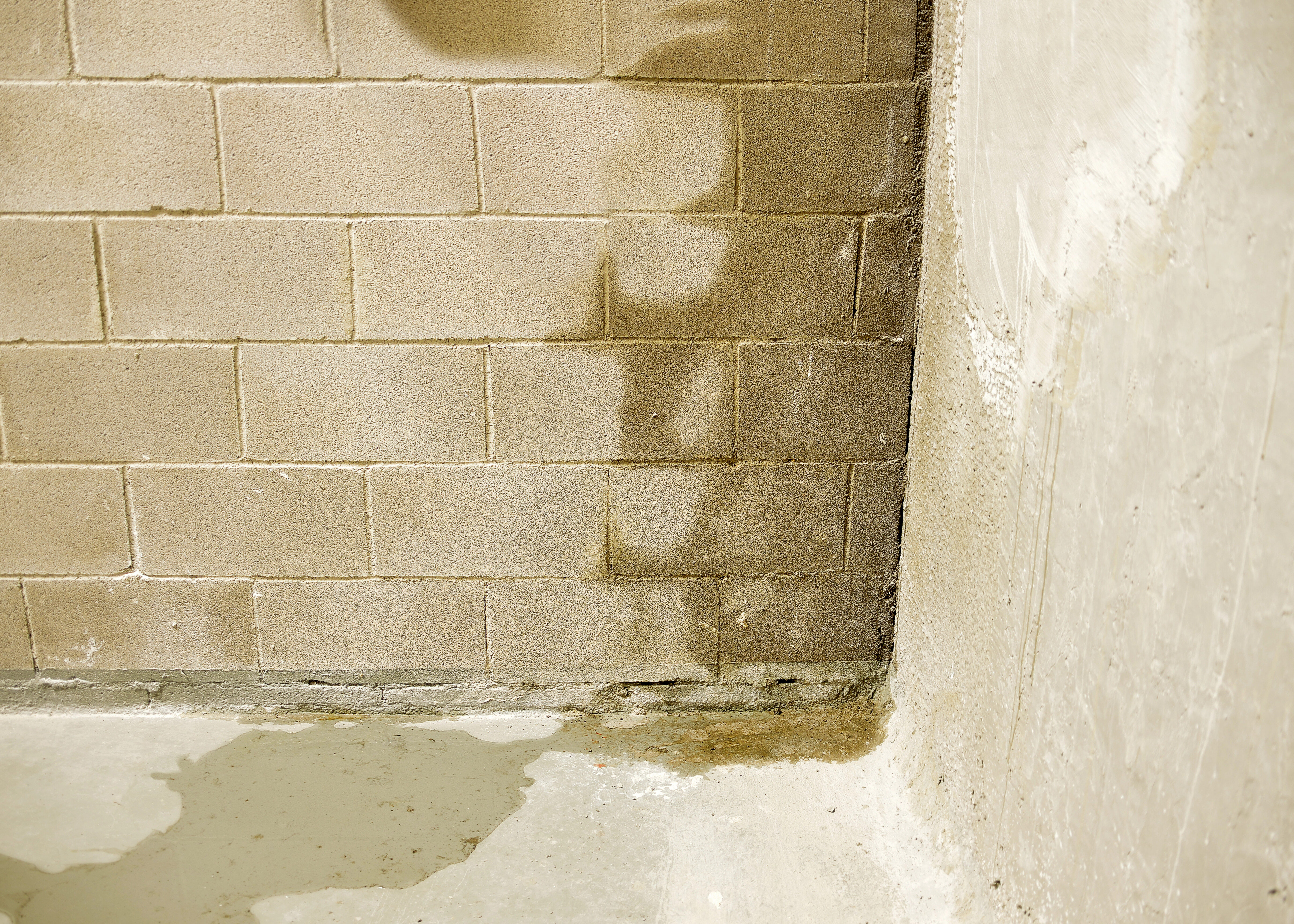 Infiltrations d’eau sur mur de cave en blocs