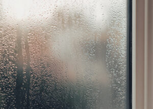 Condensation visible sur fenêtre