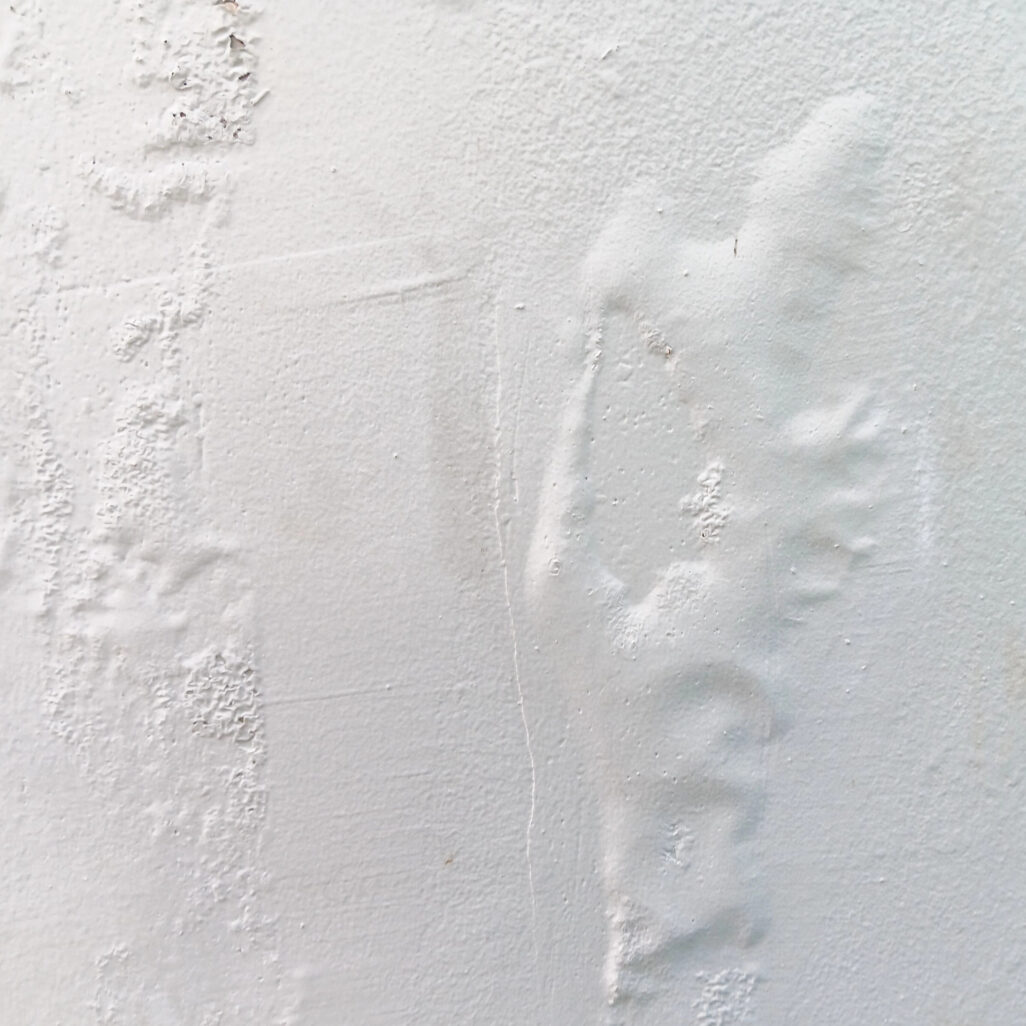 Dégradation d’enduit due à l’humidité en cave