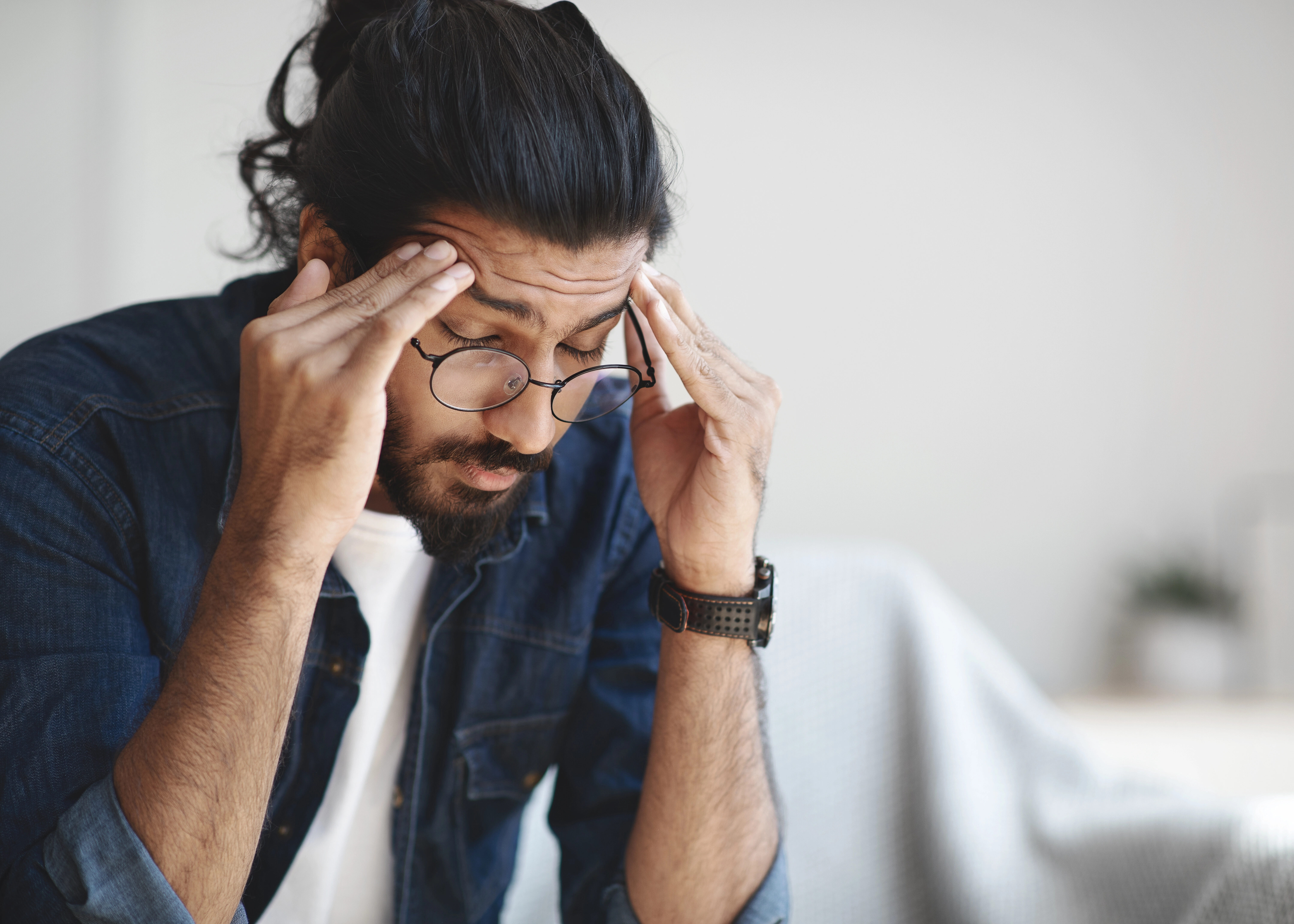 homme semblant malade à cause de l’humidité et de la mauvaise qualité de l’air intérieur