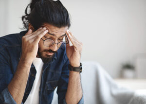 homme semblant malade à cause de l’humidité et de la mauvaise qualité de l’air intérieur