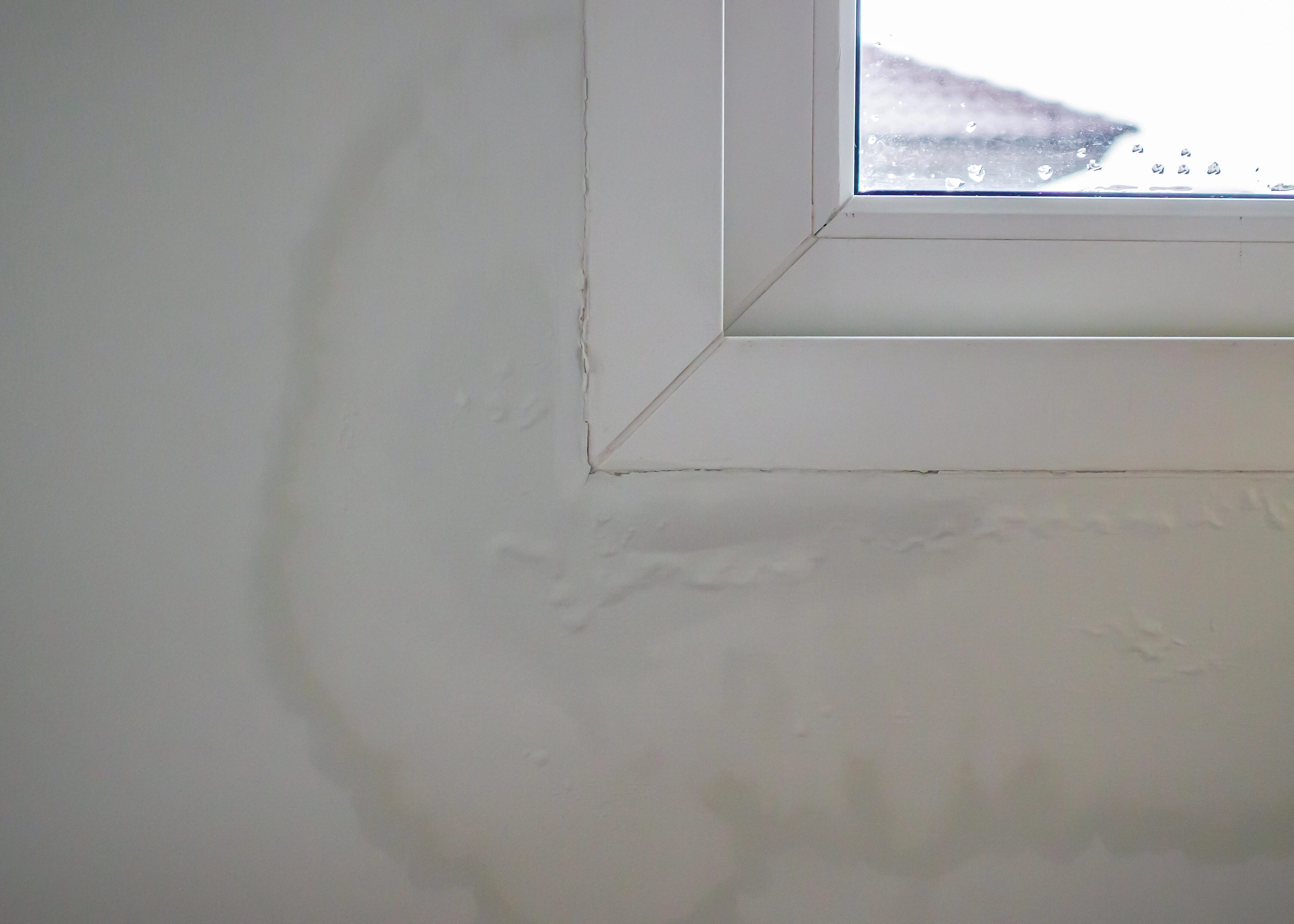 AuréoIes d’humidité autour d’une fenêtre