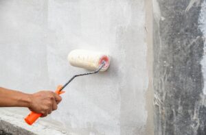 Peinture « étanche », cimentage ou pose d’isolant : les traitements « maison » contre l’humidité à éviter