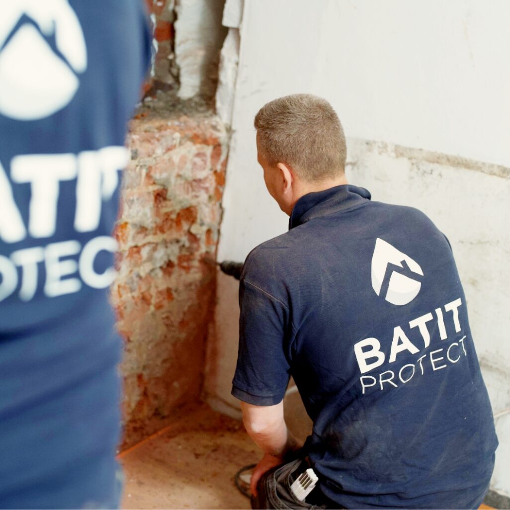 Techniciens Batit Protect réalisant un traitement humidité dans les murs