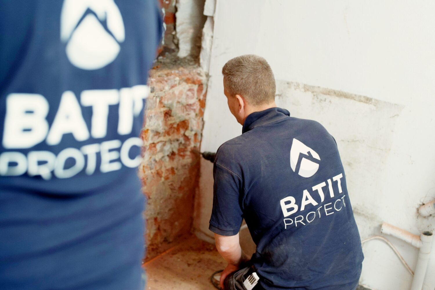 Techniciens Batit Protect réalisant un traitement humidité dans les murs