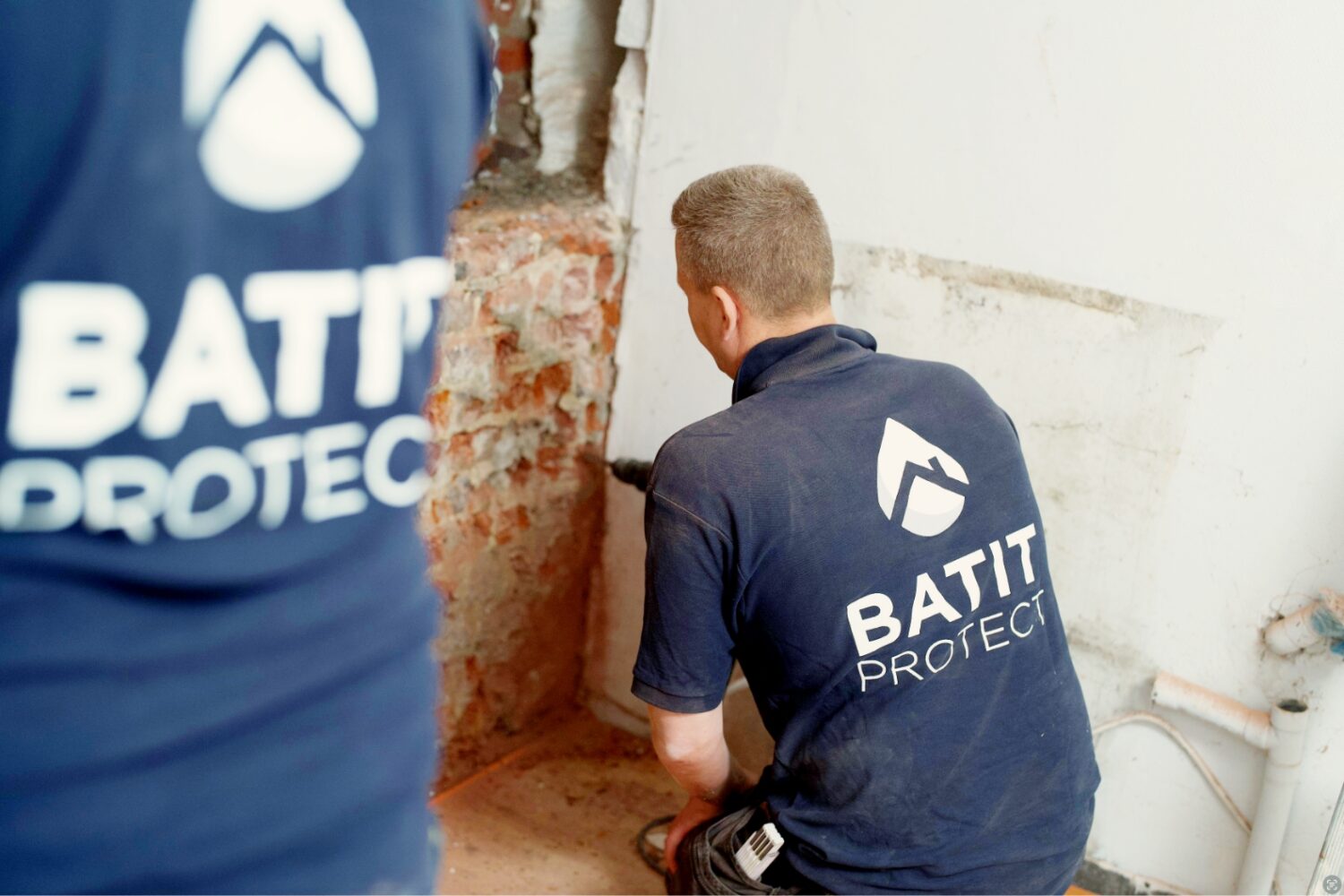 Techniciens Batit Protect réalisant un traitement humidité dans les murs