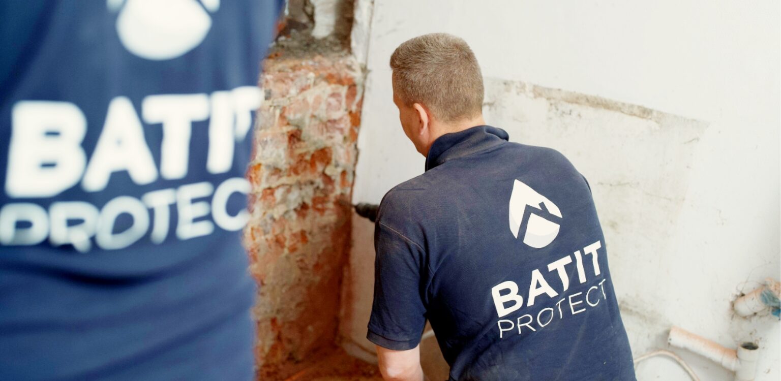 Techniciens Batit Protect réalisant un traitement humidité dans les murs