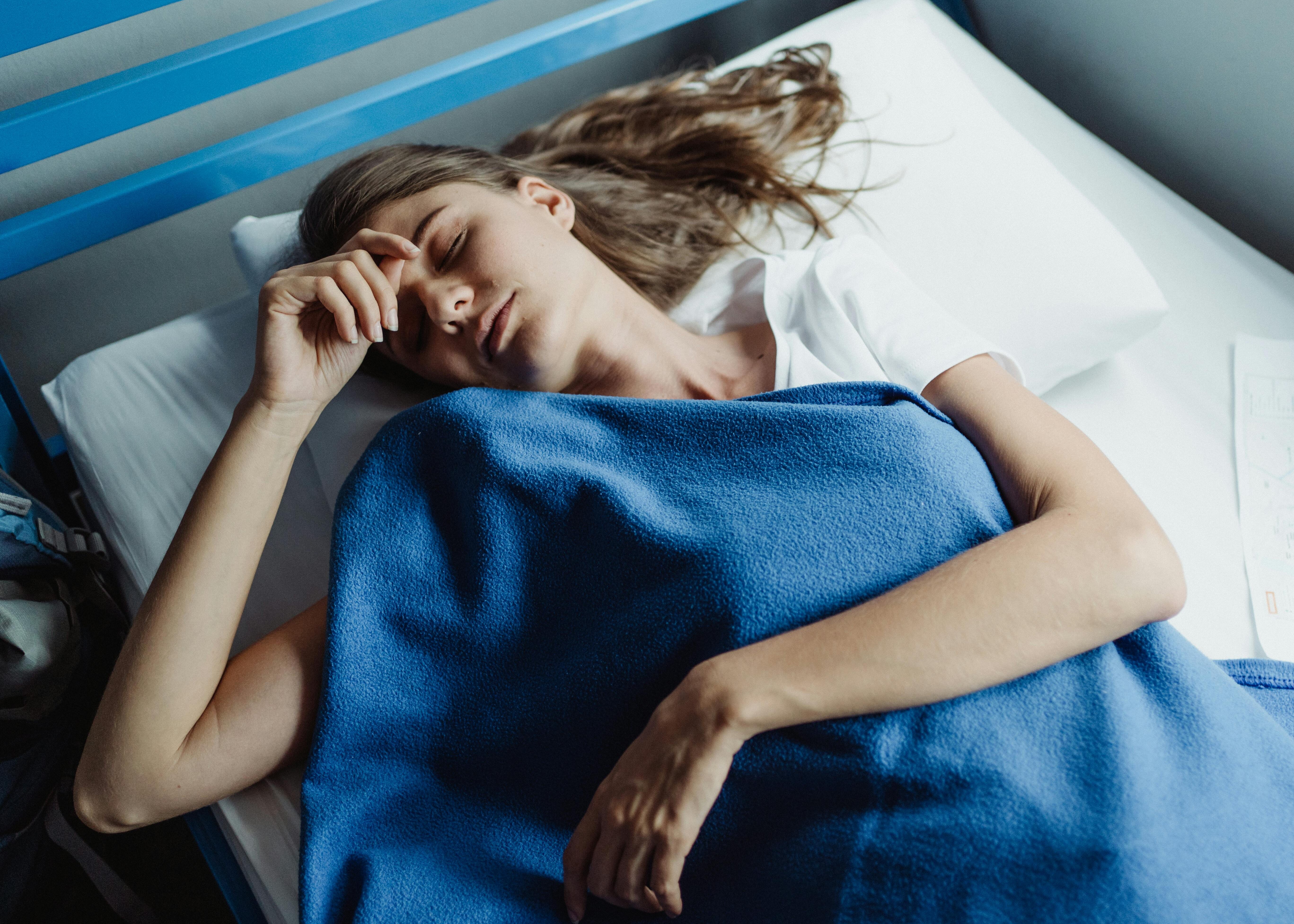 Personne fatiguée au lit avec troubles du sommeil et manque d’énergie