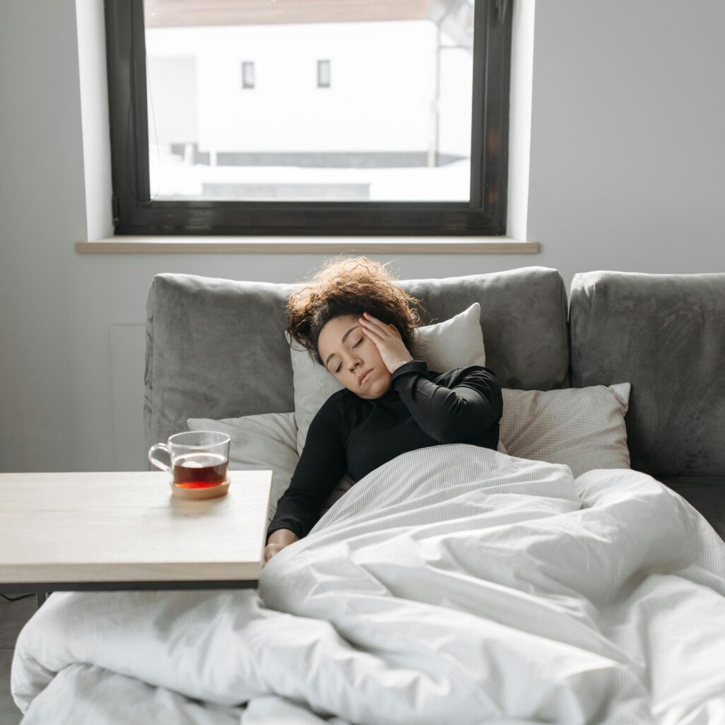 Femme se sentant malade, présentant des symptômes liés à l’humidité intérieure