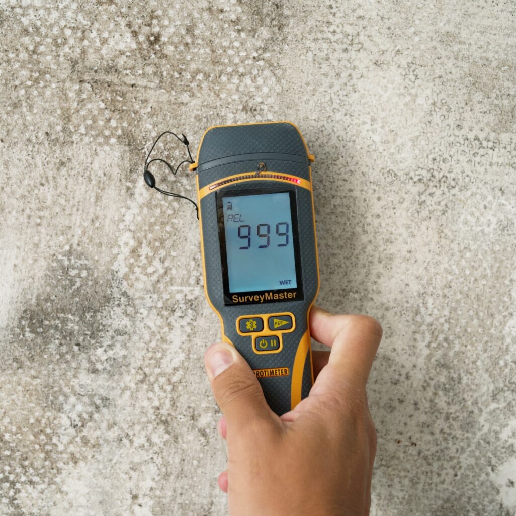 Mesure du taux d'humidité dans un mur avec humidimètre professionnel