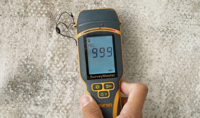 Mesure du taux d'humidité dans un mur avec humidimètre professionnel