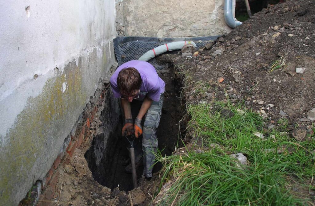 Een vochtige binnenmuur dubbelwandig maken: te vermijden voor de behandeling van vocht in gebouwen