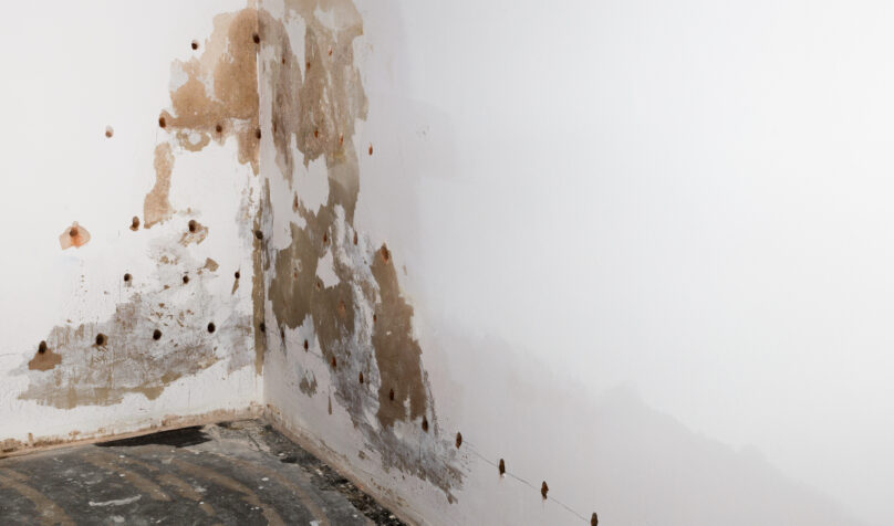 Mur présentant des traces d’humidité et enduit dégradé