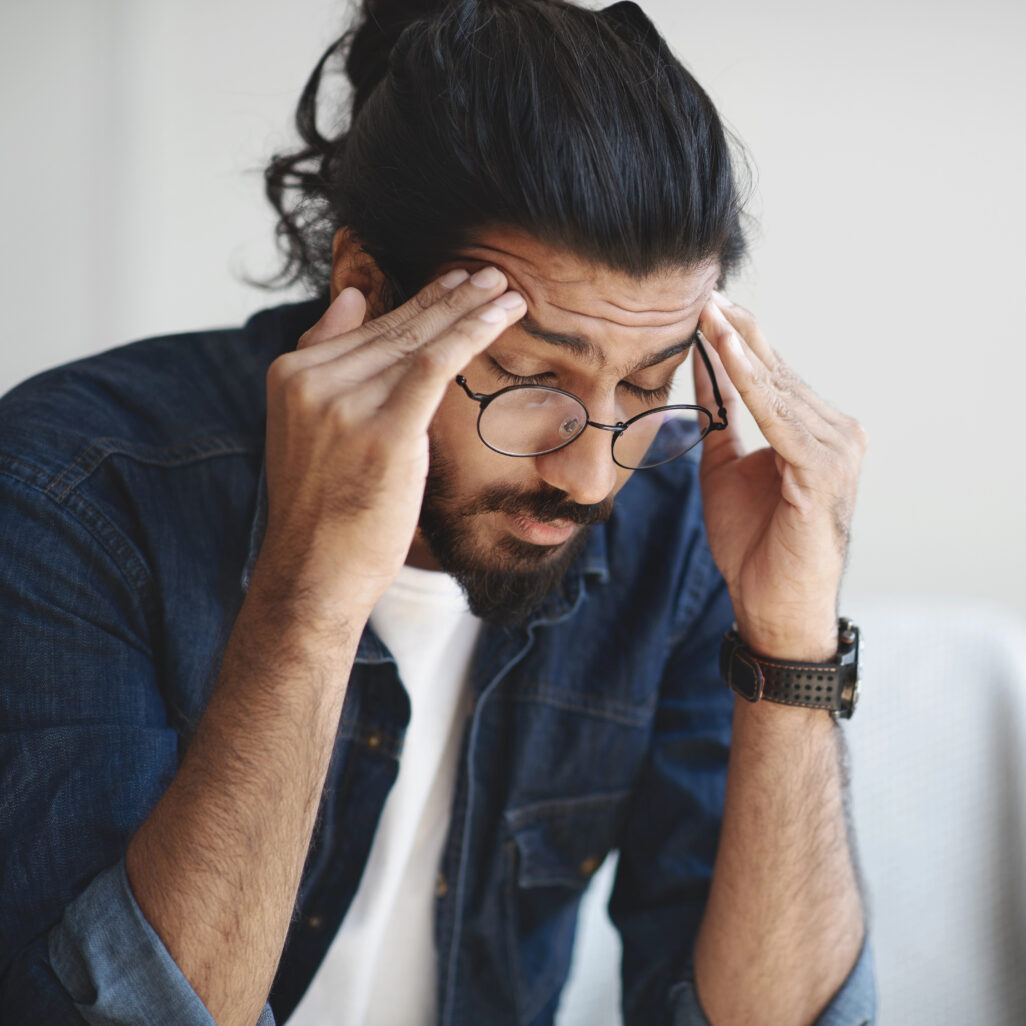 homme semblant malade à cause de l’humidité et de la mauvaise qualité de l’air intérieur