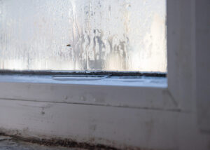 Condensation visible sur fenêtre