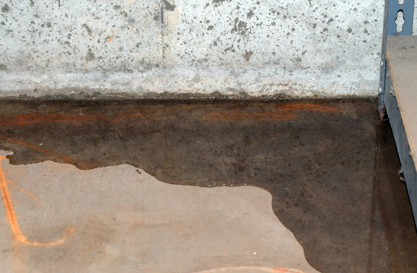 Eau stagnante au sol d’une cave