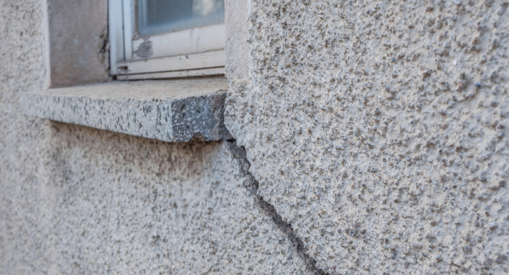 Fissure dans un mur causée par l'humidité