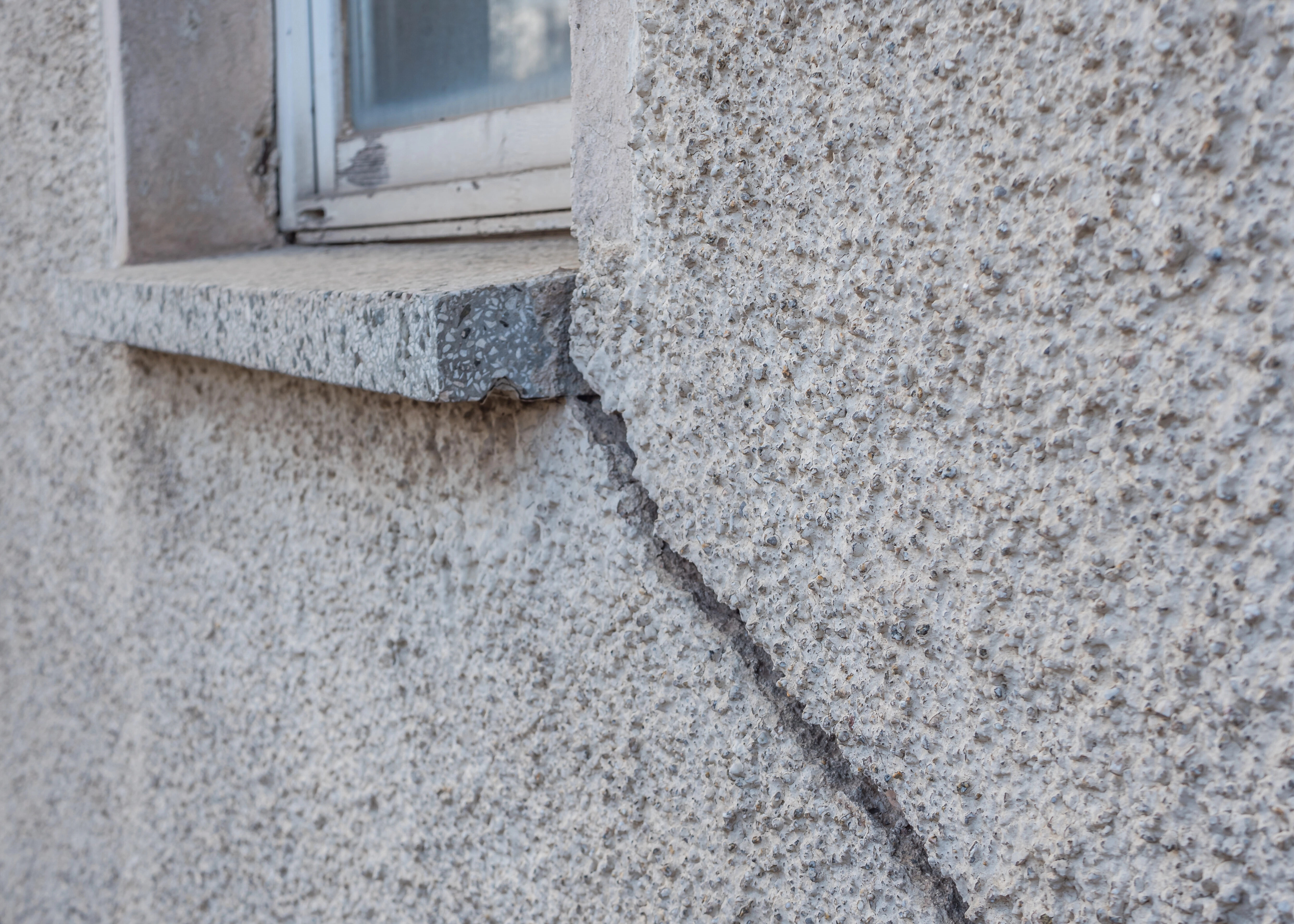 Fissure dans un mur causée par l'humidité