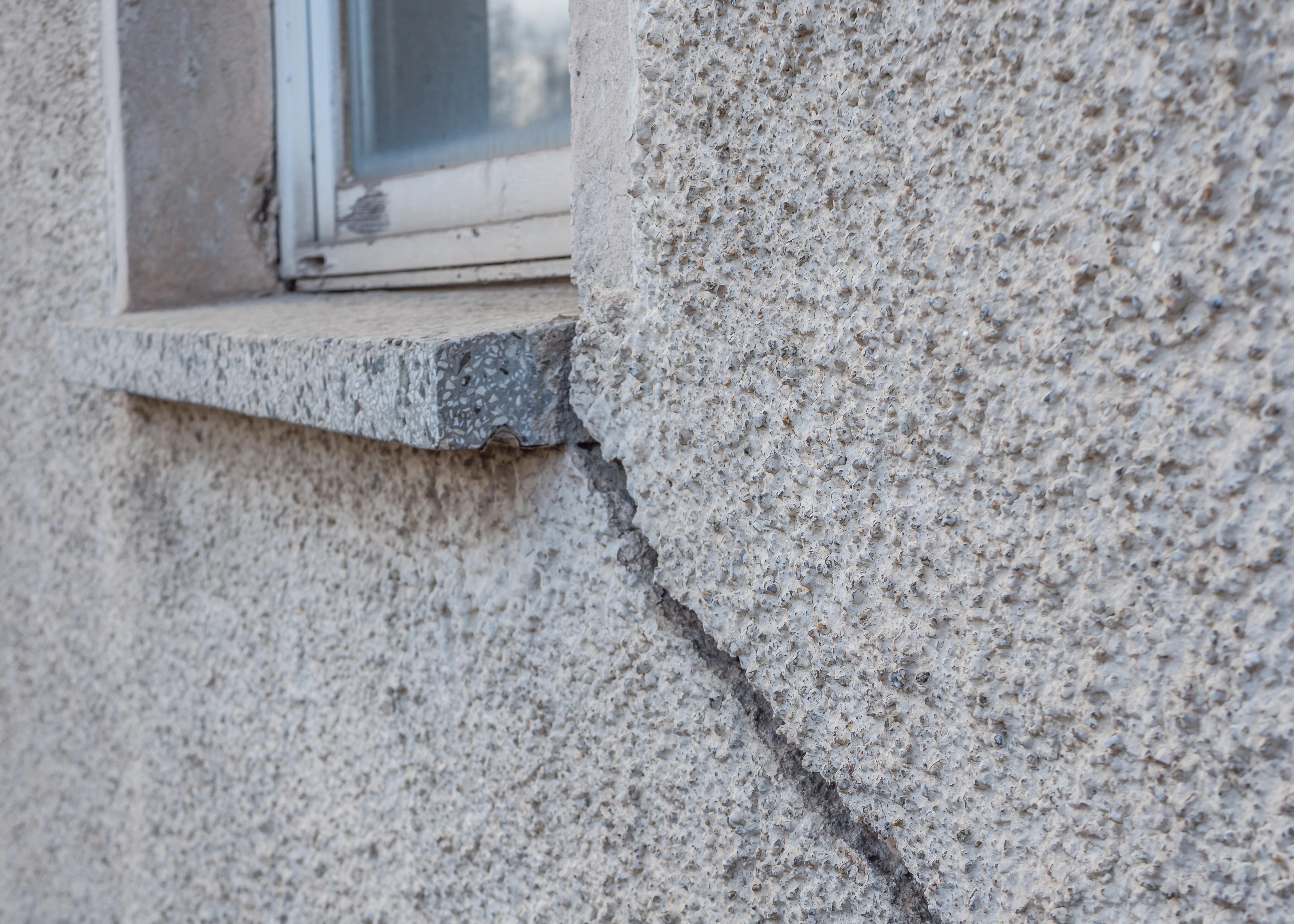 Fissure dans un mur causée par l'humidité