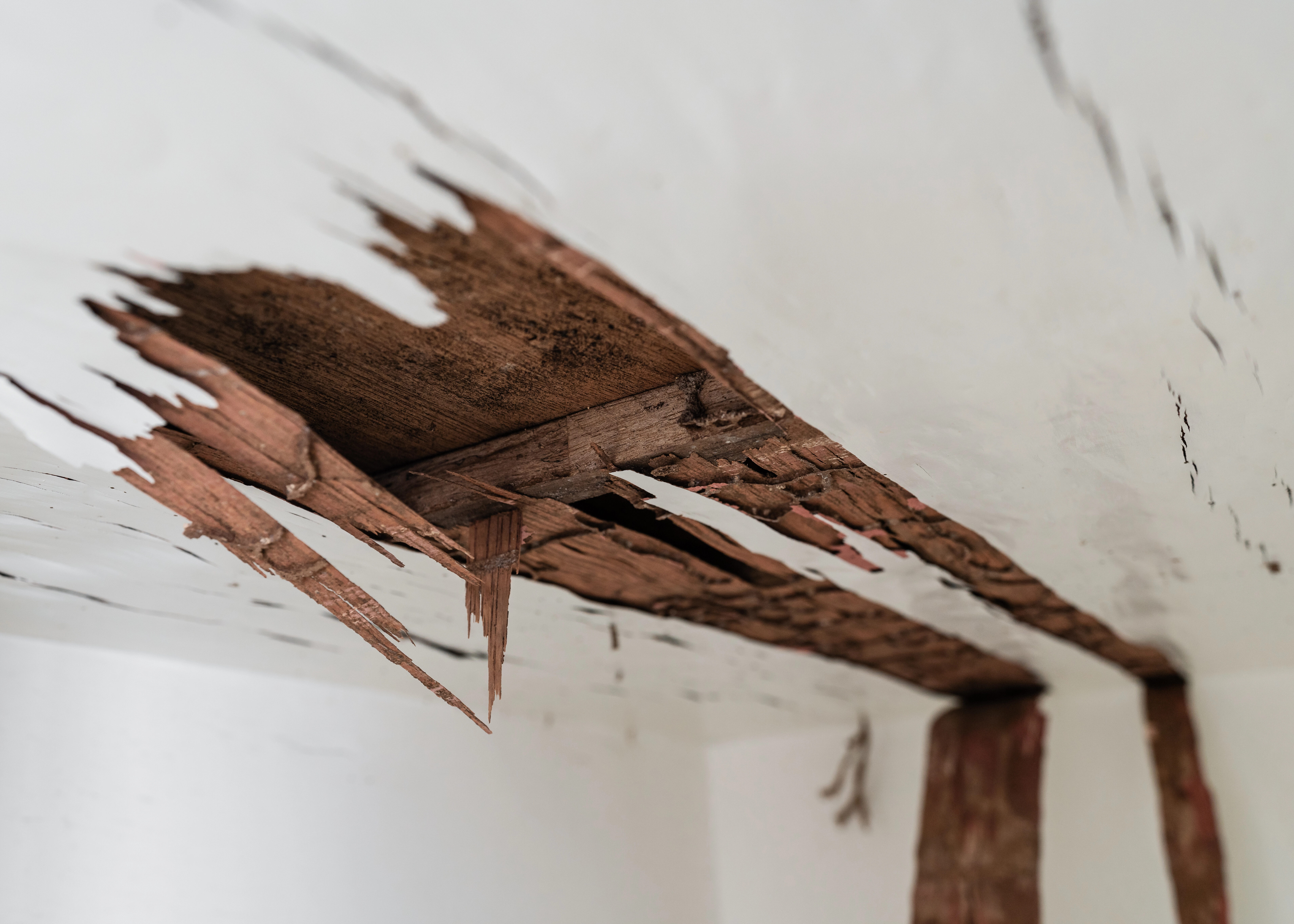 Plafond fissuré par infiltration d'eau