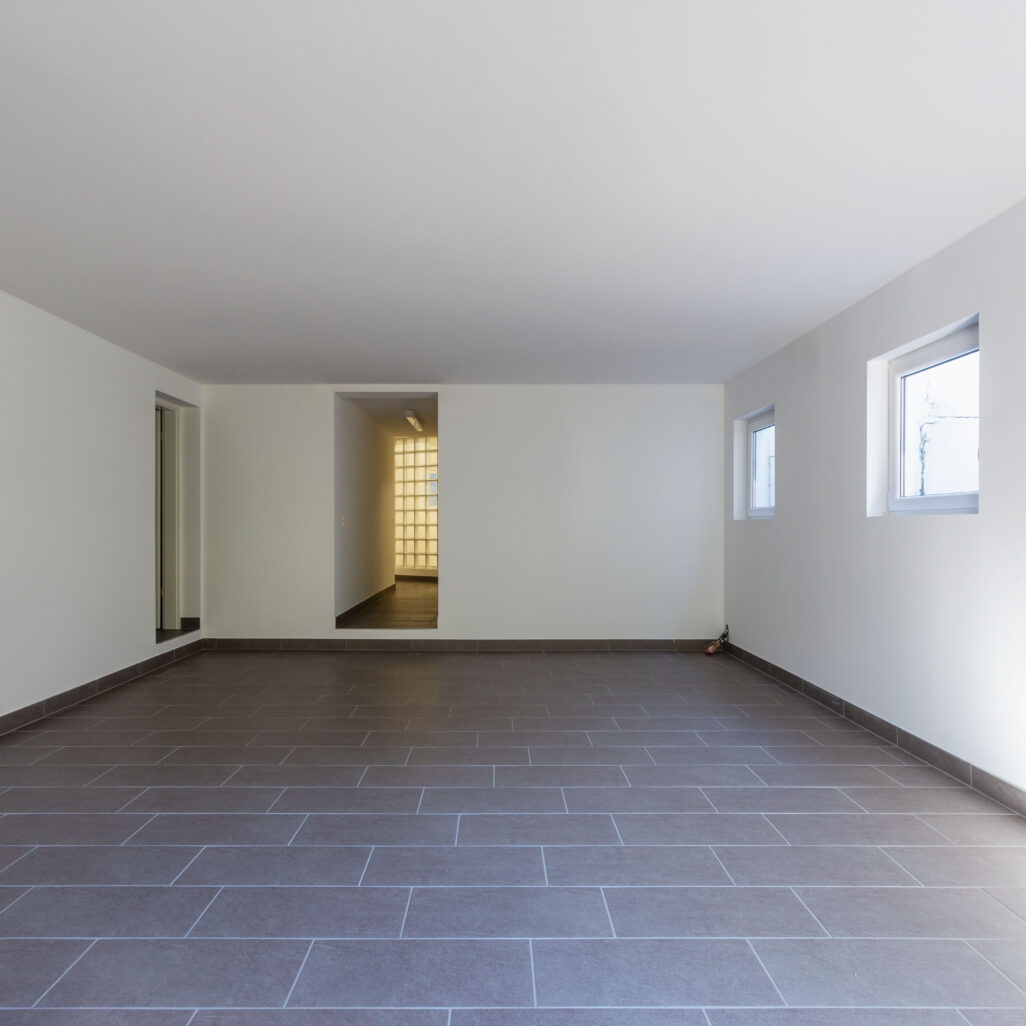 Pièce carrelée avec fenêtres affectée par l'humidité