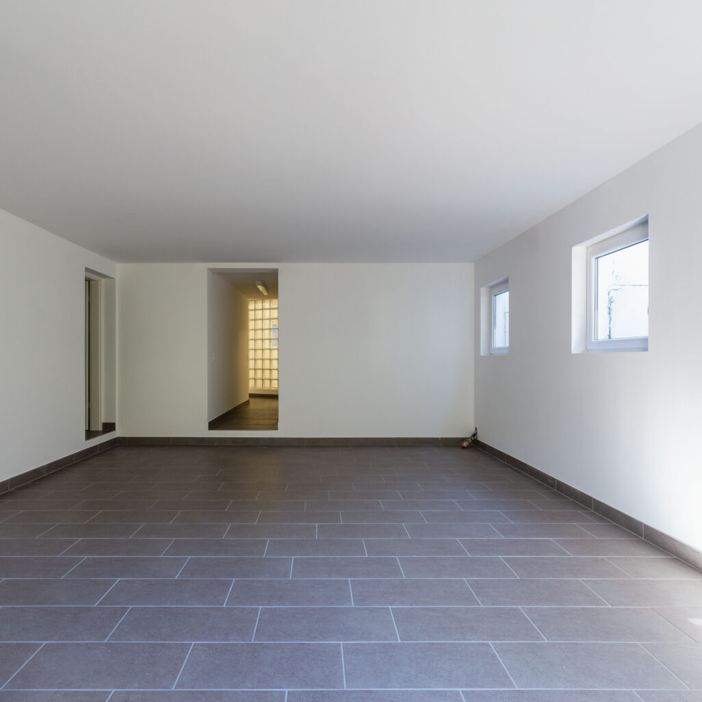 Pièce carrelée avec fenêtres affectée par l'humidité