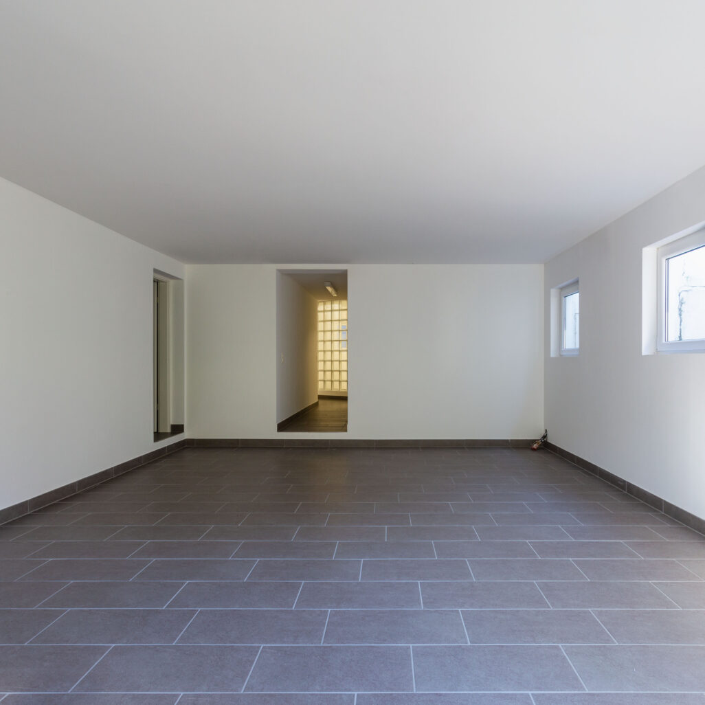 Pièce carrelée avec fenêtres affectée par l'humidité