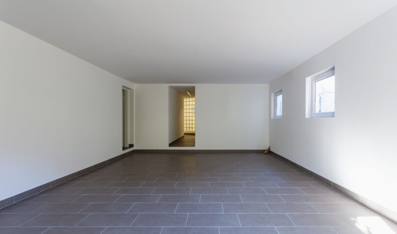 Pièce carrelée avec fenêtres affectée par l'humidité