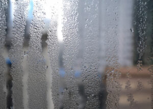 Gouttes d’eau sur vitre intérieure d’une fenêtre dues à un excès d’humidité