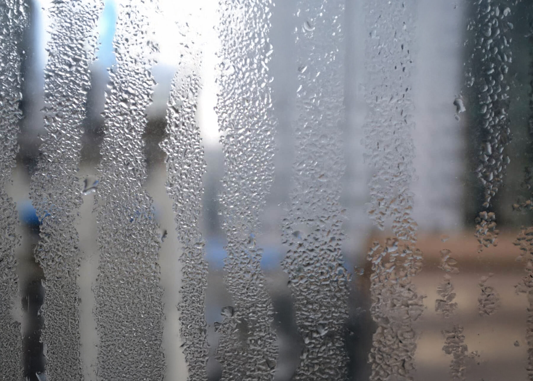 Gouttes d’eau sur vitre intérieure d’une fenêtre dues à un excès d’humidité