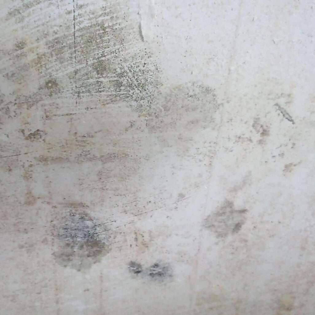 Dégradation d’un mur due à l’humidité et infiltration d’eau