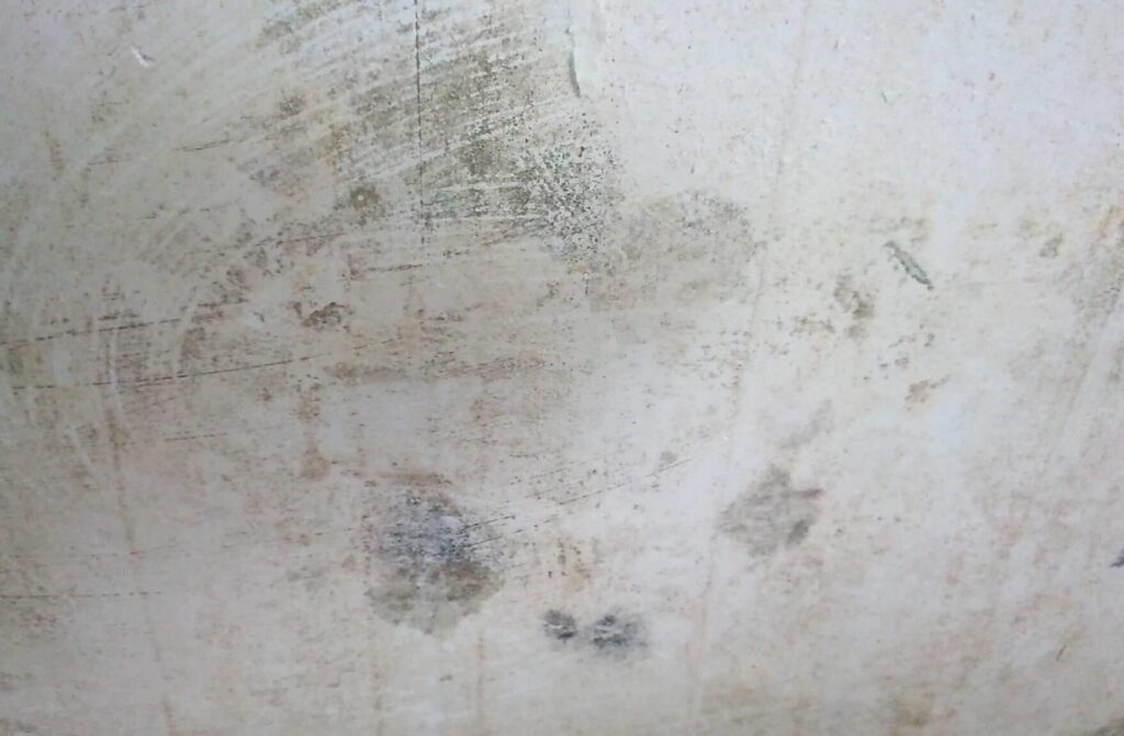 Dégradation d’un mur due à l’humidité et infiltration d’eau