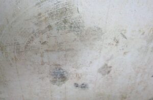 Dégradation d’un mur due à l’humidité et infiltration d’eau