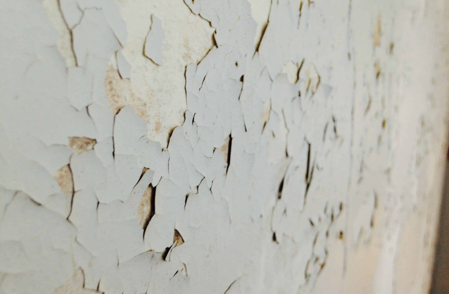 	Mur abîmé par l’humidité avec cloques et peinture décollée
