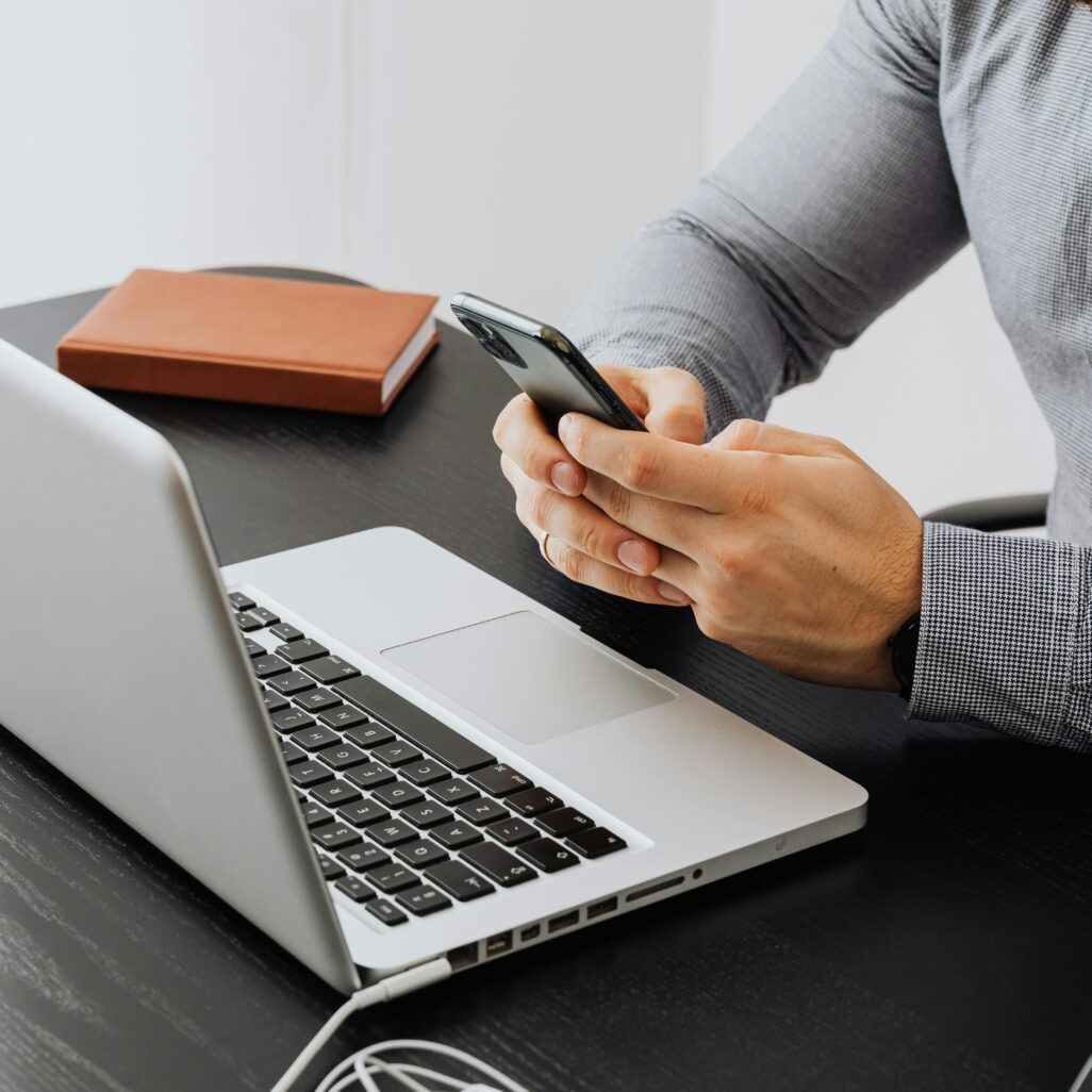 homme sur un ordinateur à calculer un montant