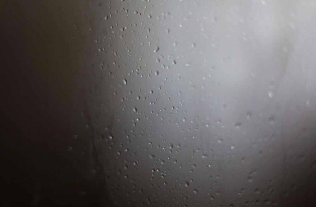 Vocht op de muren en ramen van slaapkamers: oorzaken en oplossingen