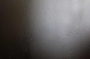 Humidité sur les murs et fenêtres des chambres à coucher : causes et remèdes