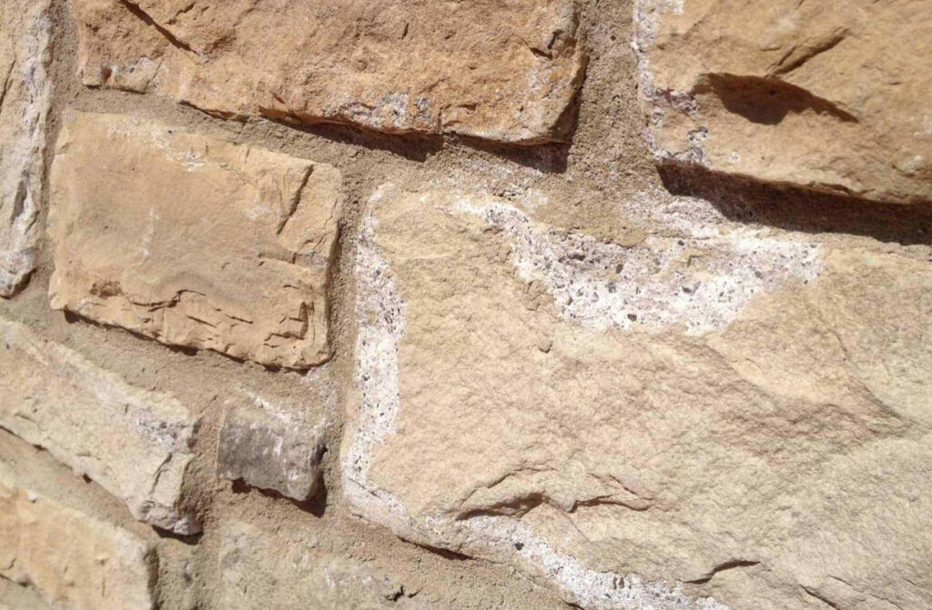 Salpêtre sur mur extérieur causé par l’humidité