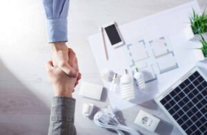 Serrage de main entre un client et un membre de l’équipe Batitprotect symbolisant un accord ou confiance