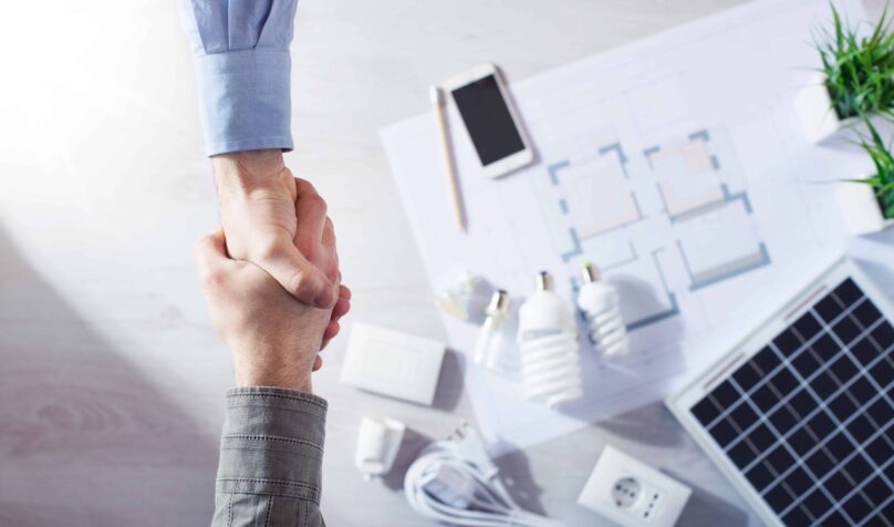 Serrage de main entre un client et un membre de l’équipe Batitprotect symbolisant un accord ou confiance