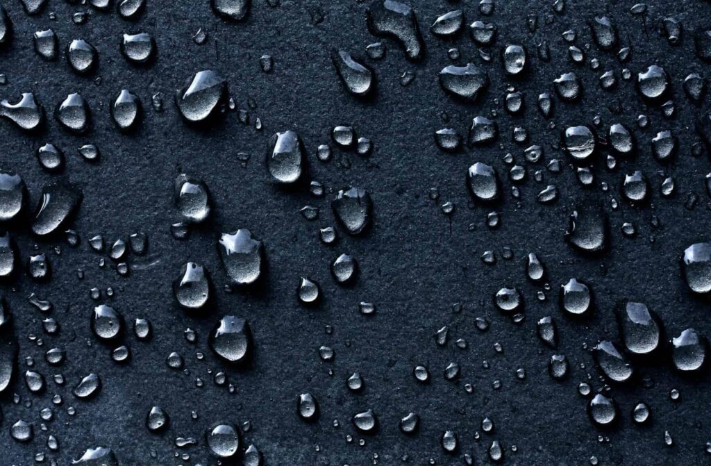 “Huilende muren”: oorzaken van het fenomeen, behandelingsmogelijkheden en noodzaak van een professionele diagnose