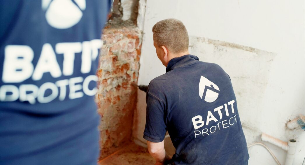 Techniciens Batit Protect réalisant un traitement humidité dans les murs